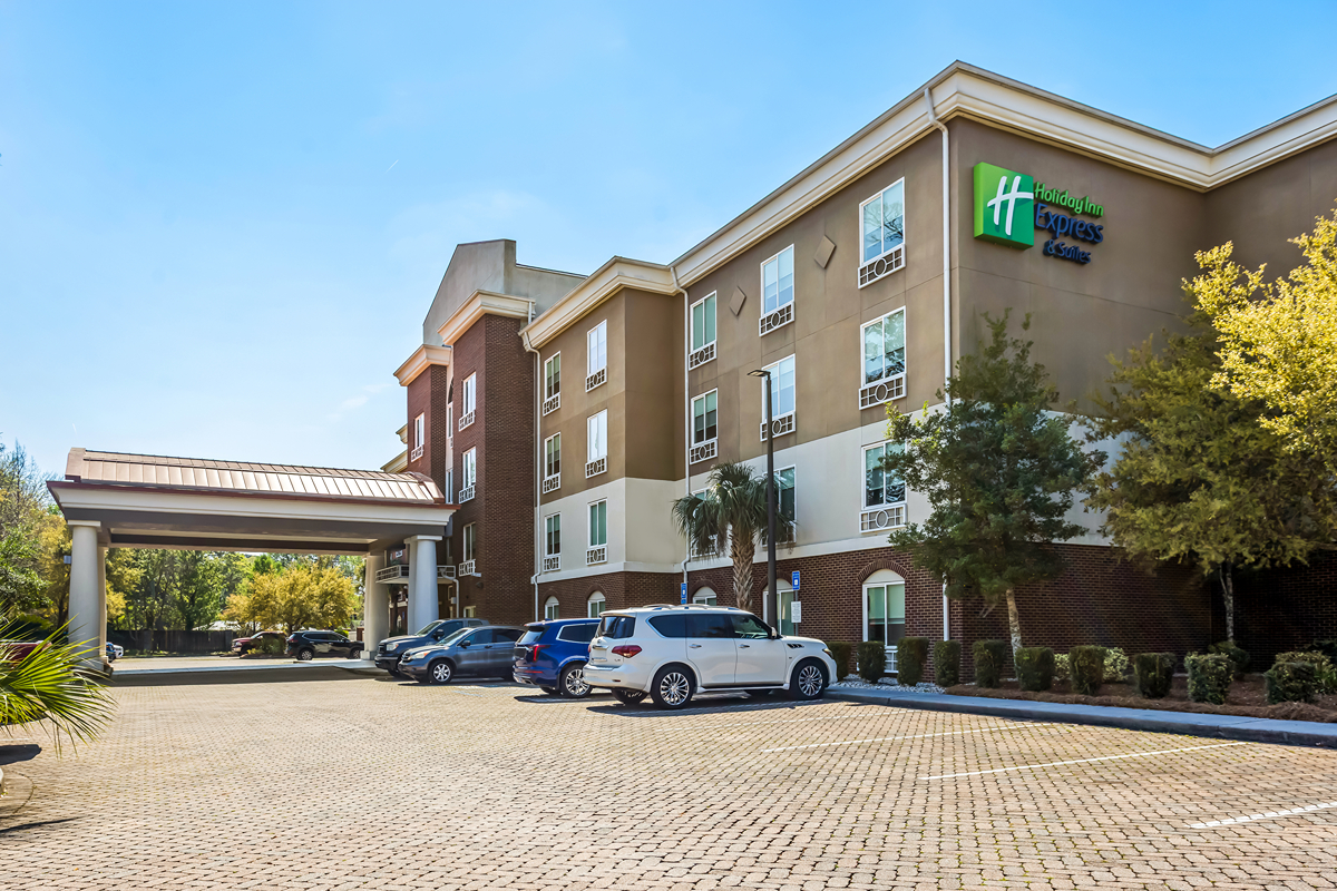 Hotel exterior view with main entrance
