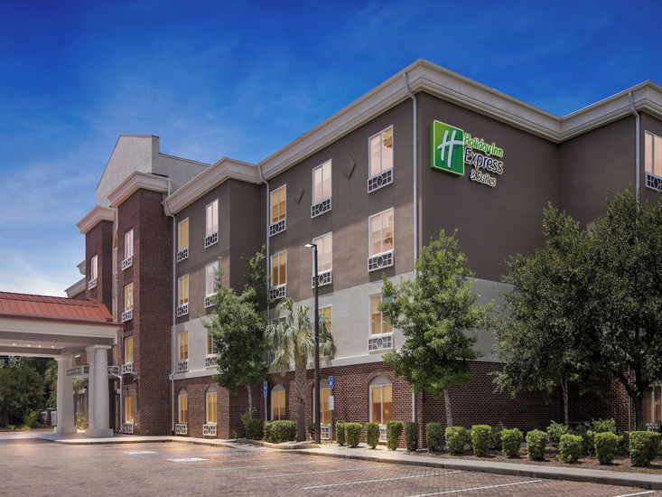 Hotel exterior view with main entrance