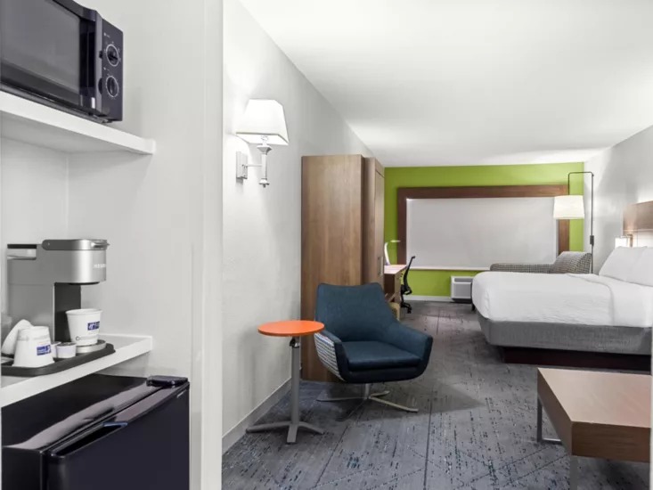 King bedroom with seating area